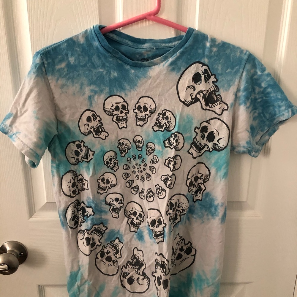 Tye-dye skull shirt